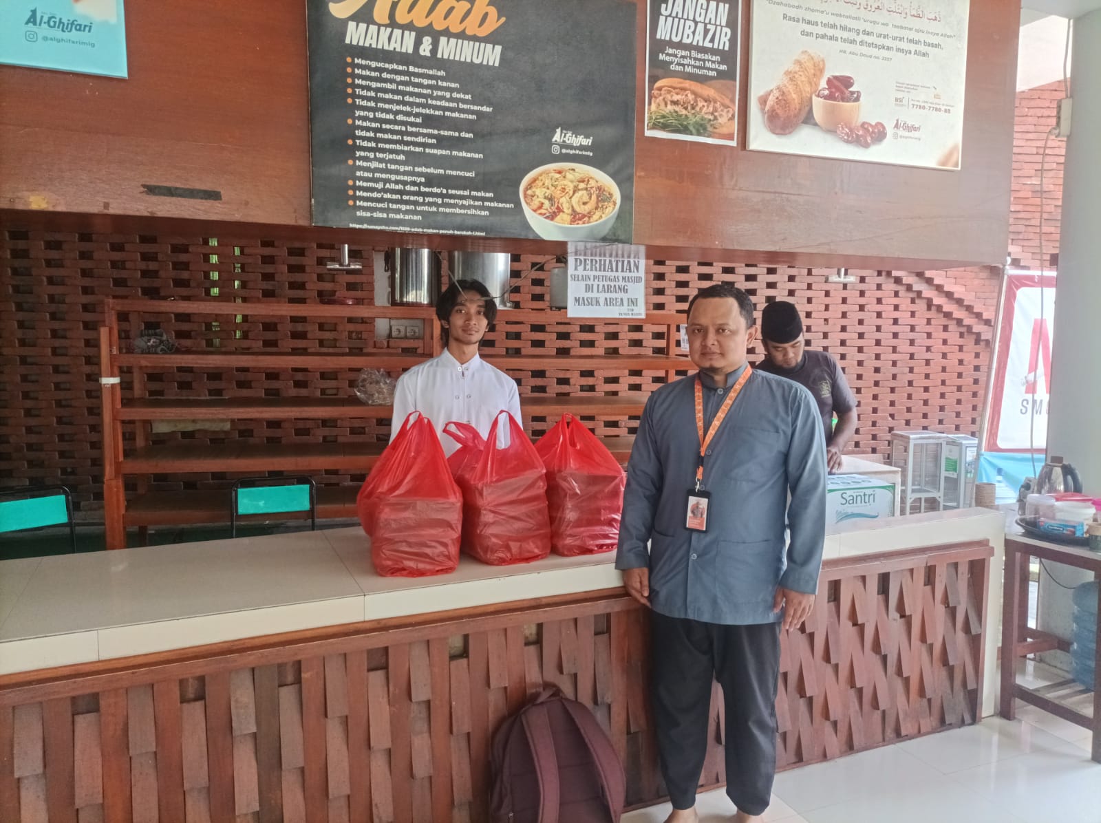 Laziskhu Salurkan 40 Paket Nasi Jumat di Masjid Abu Dzar Al Ghifari MALANG