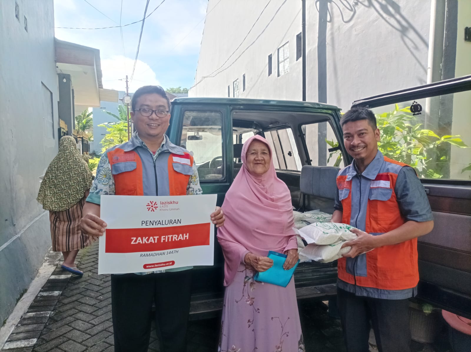 Day 2 - 209 Paket Zakat Fitrah Tersalurkan: Laziskhu Hadirkan Harapan di Sawojajar dan Buring
